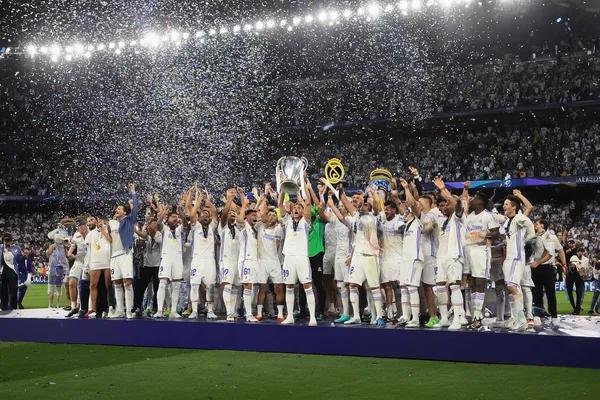 REAL MADRID Slots - Thousands of exciting themes and jackpots A stylish woman beside vibrant slot machines displaying glowing sevens, showcasing the variety of top slots at REAL MADRID.